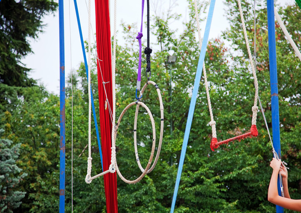 Anneaux, balançoires et cordes dans un parc
 - Photo, image