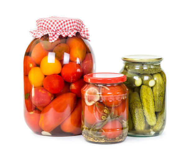 Ingemaakte tomaten en komkommers in glazen potten  - Foto, afbeelding