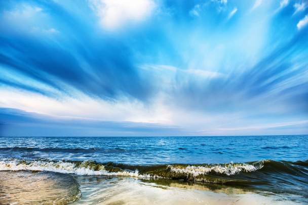 Тропический пляж и море с волнами
 - Фото, изображение