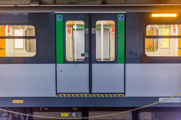 tren en el metro en Milán
 - Foto, imagen