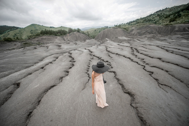 Çamur volkanlar yakınındaki kadın Gezgin - Fotoğraf, Görsel
