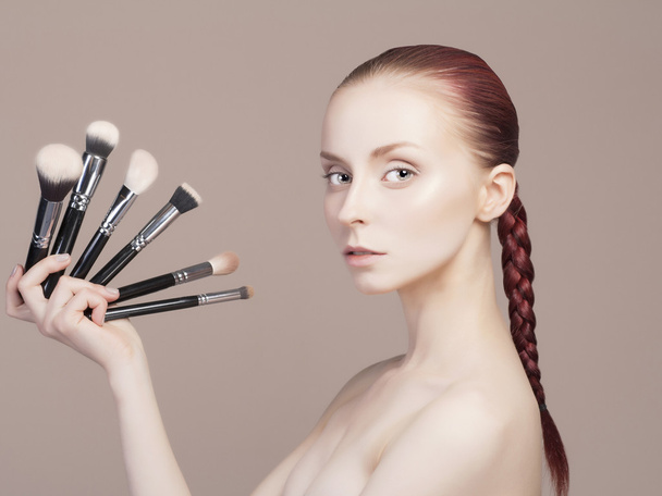 Young woman with professionals Brushes - Foto, afbeelding