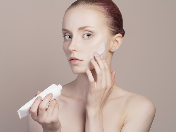 young woman cares for face skin - Fotoğraf, Görsel