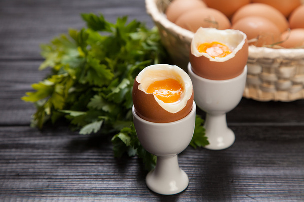 gekochte Eier auf dunklem Hintergrund - Foto, Bild