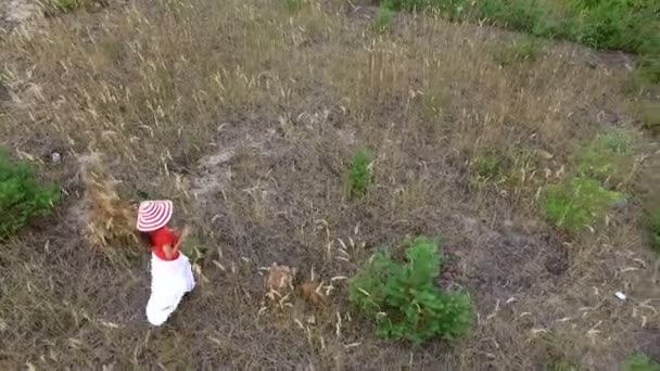 schöne Frau im roten Hemd zu Fuß - Filmmaterial, Video