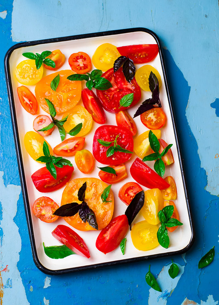 kypsiä ja mehukkaita tomaatteja
 - Valokuva, kuva