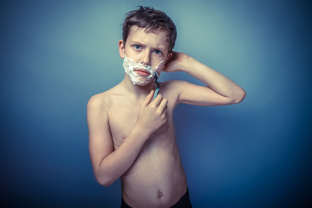 Підліток хлопчик сорочки європейських появи в каштанове волосся піни на його - Фото, зображення