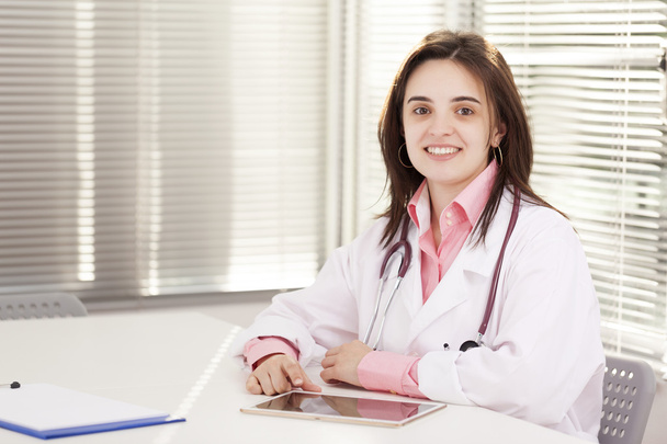 szczęśliwy uśmiechający się kobiece kobieta lekarz - Zdjęcie, obraz