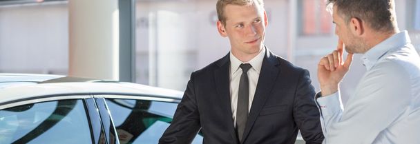 Young businessman by the car - Foto, Imagen
