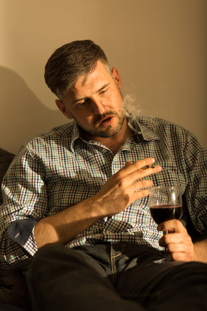 Smoking cigarette and drinking wine - Foto, afbeelding