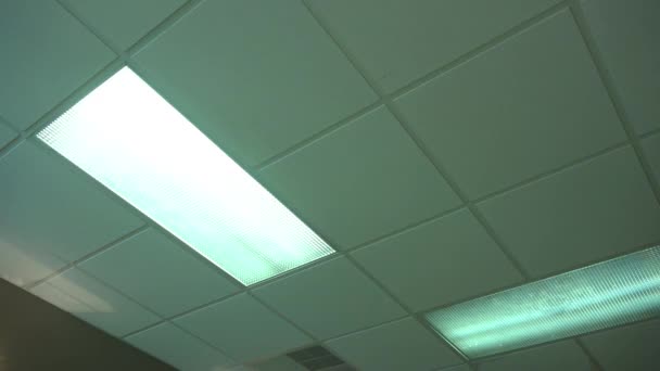 Uma luz fluorescente do escritório liga-se então fora
. - Filmagem, Vídeo