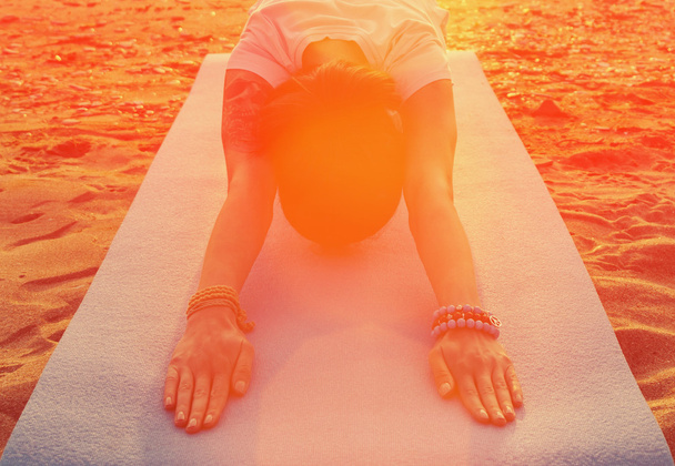 žena dělá jógu cvičení na pláži - Fotografie, Obrázek
