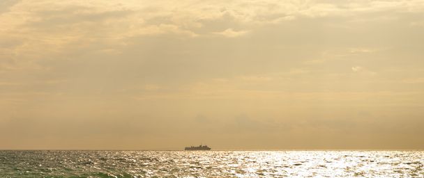 Ship at horizon - Foto, Imagem