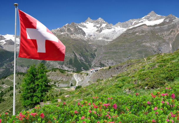 gabelhorn ober βουνό με ελβετική σημαία - Φωτογραφία, εικόνα