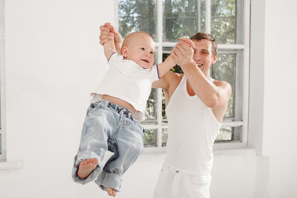 dokuz aylık oğluyla evde genç Baba - Fotoğraf, Görsel