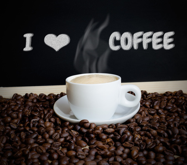Кава і кавові зерна з крейдяною дошкою
 - Фото, зображення