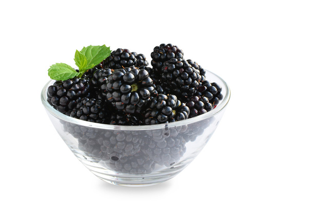 Свіжі стиглі чорничні фрукти в скляній мисці ізольовані
 - Фото, зображення