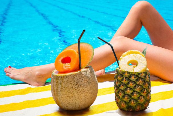 Bebidas tropicais na piscina
 - Foto, Imagem