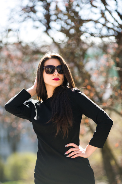 Çekici genç kadın siyah deri ceket ve güneş gözlüğü - Fotoğraf, Görsel