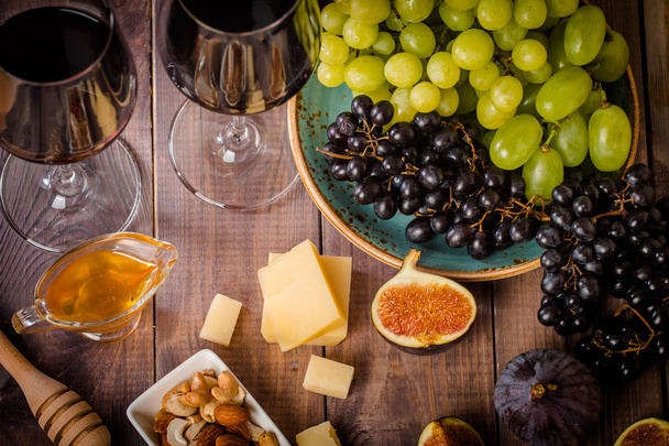 Odmiany winogron i ser z czerwonym winem - Zdjęcie, obraz