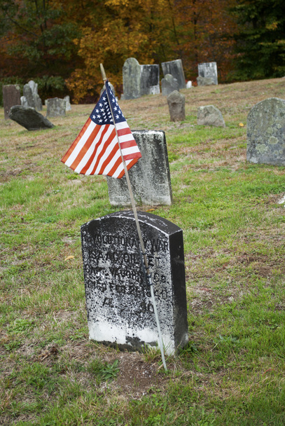 昔のアメリカの革命的な墓地の旗 - 写真・画像