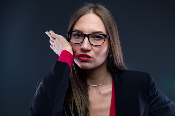 Portrait de femme tachant rouge à lèvres
 - Photo, image