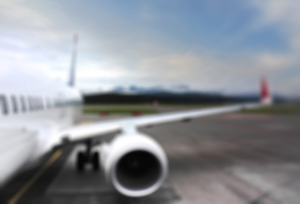 Fondo borroso: ala de avión en el aeropuerto. concepto de viaje de negocios vintage
 - Foto, imagen