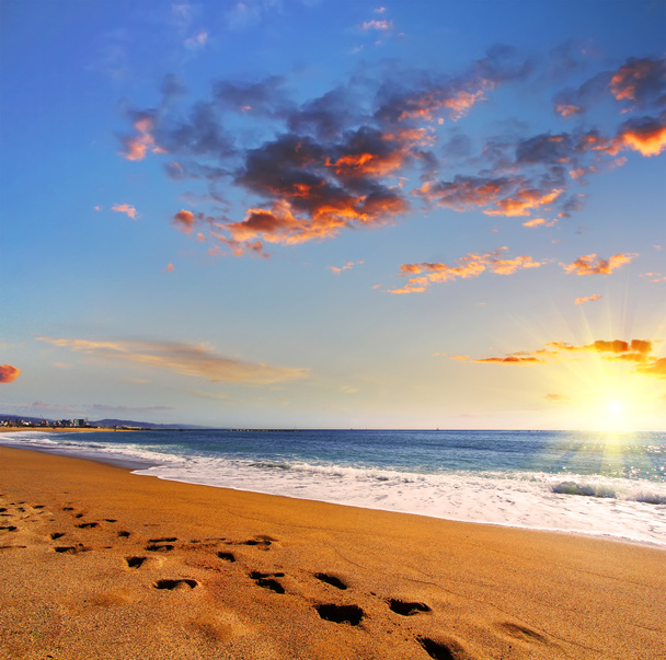 Viaggio in spiaggia - impronte sulla sabbia al tramonto. Viaggio e business background
 - Foto, immagini