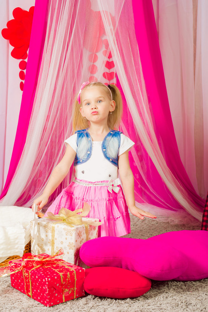 Little girl in a pink skirt - Zdjęcie, obraz