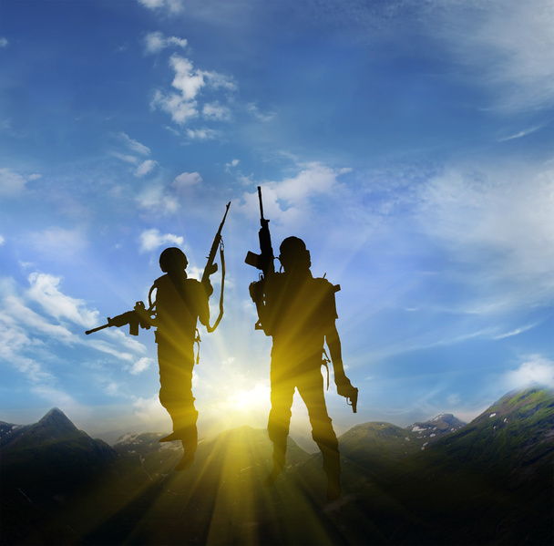 silhouette di un soldato con arma
 - Foto, immagini