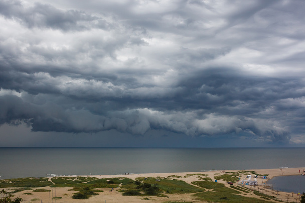 Tumma pilvi asperatus meren yllä
 - Valokuva, kuva