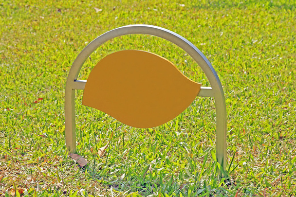 prázdné nerezové znamení zaúčtovat na trávě - Fotografie, Obrázek