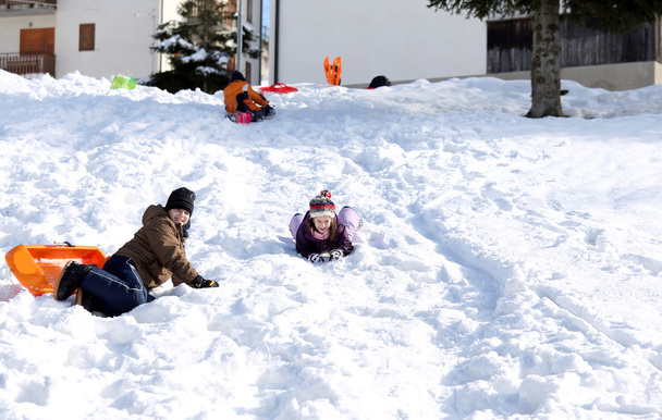 Brincando com bob na neve nas montanhas no inverno
 - Foto, Imagem