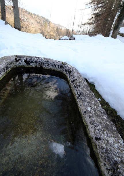 Fontána s vodou zmrazení v zimní horské - Fotografie, Obrázek
