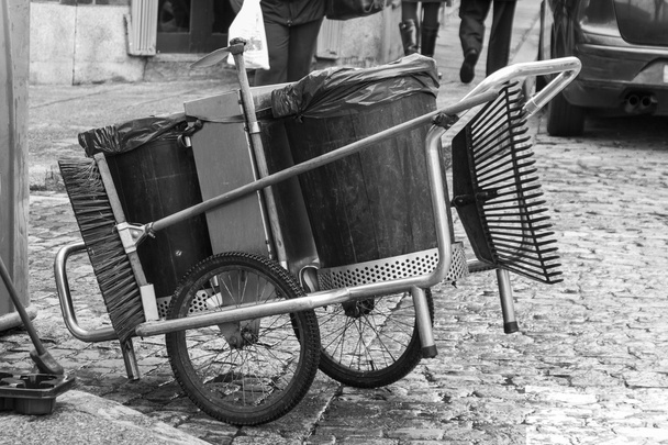 chariot à ordures
 - Photo, image