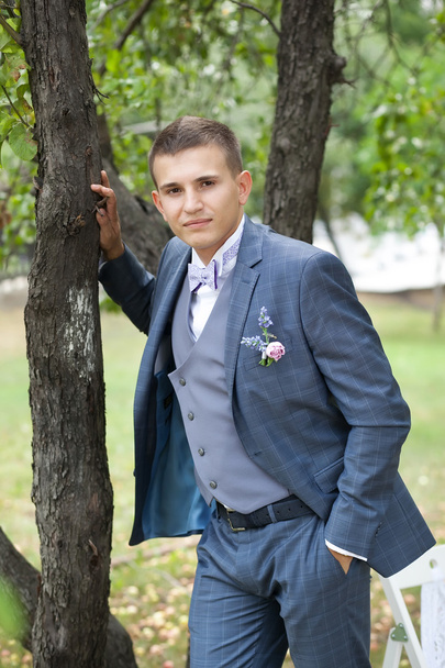 groom in the gray wedding suit at the garden - Foto, Imagem
