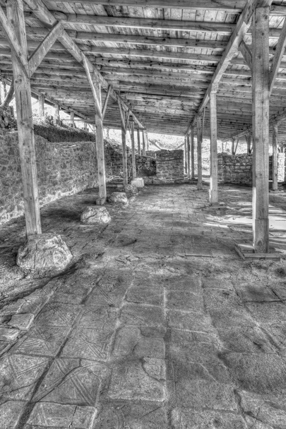 Muinaisen linnoituksen rauniot mustavalkoisena
 - Valokuva, kuva