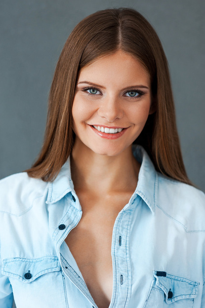 Mujer joven sonriente en camisa
 - Foto, Imagen