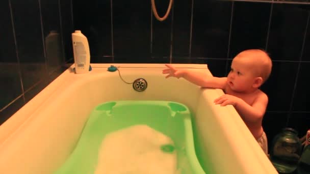 divertido bebé quiere tomar un baño
 - Metraje, vídeo