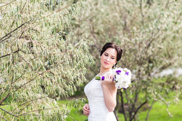 Красива наречена в весільній сукні і весільний букет
 - Фото, зображення