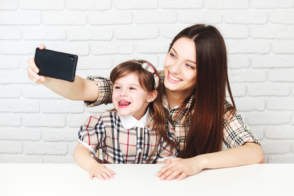 Mother and daughter doing selfie - Valokuva, kuva