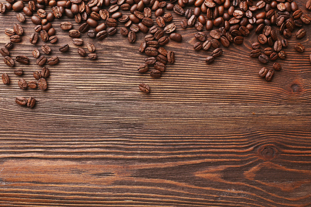 Coffee beans on wooden background - Foto, afbeelding