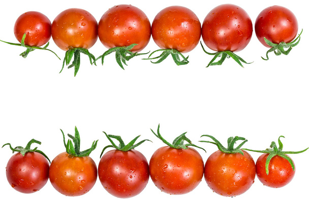 tuoreet punaiset tomaatit lehtineen valkoisella pohjalla
 - Valokuva, kuva