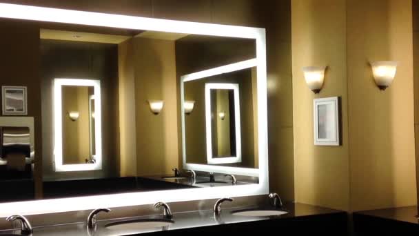 eine Seite des eleganten Wasserhahns im öffentlichen Waschraum - Filmmaterial, Video