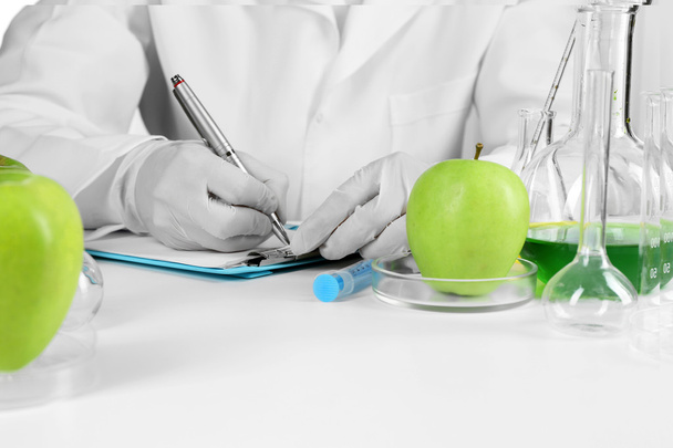 Scientist examines apples in laboratory - Foto, Bild