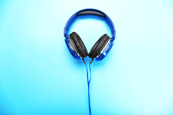 Kopfhörer auf blauem Hintergrund - Foto, Bild