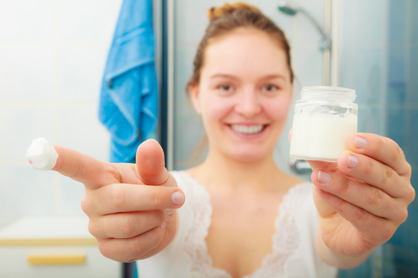 Woman with moisturizing skin cream. Skincare. - Foto, afbeelding