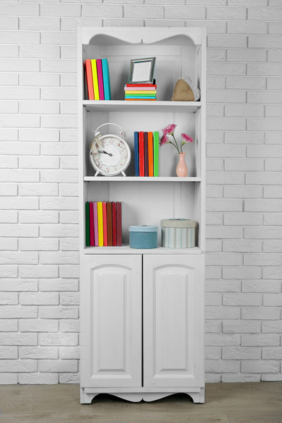 Books and decor on shelves - Foto, Bild