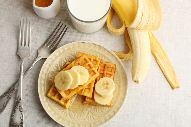 Sweet homemade waffles with sliced banana - Foto, imagen