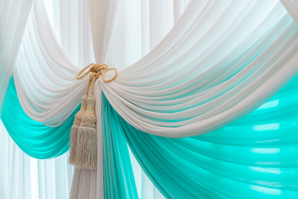Luxe doux rideau blanc et bleu et pompon
 - Photo, image